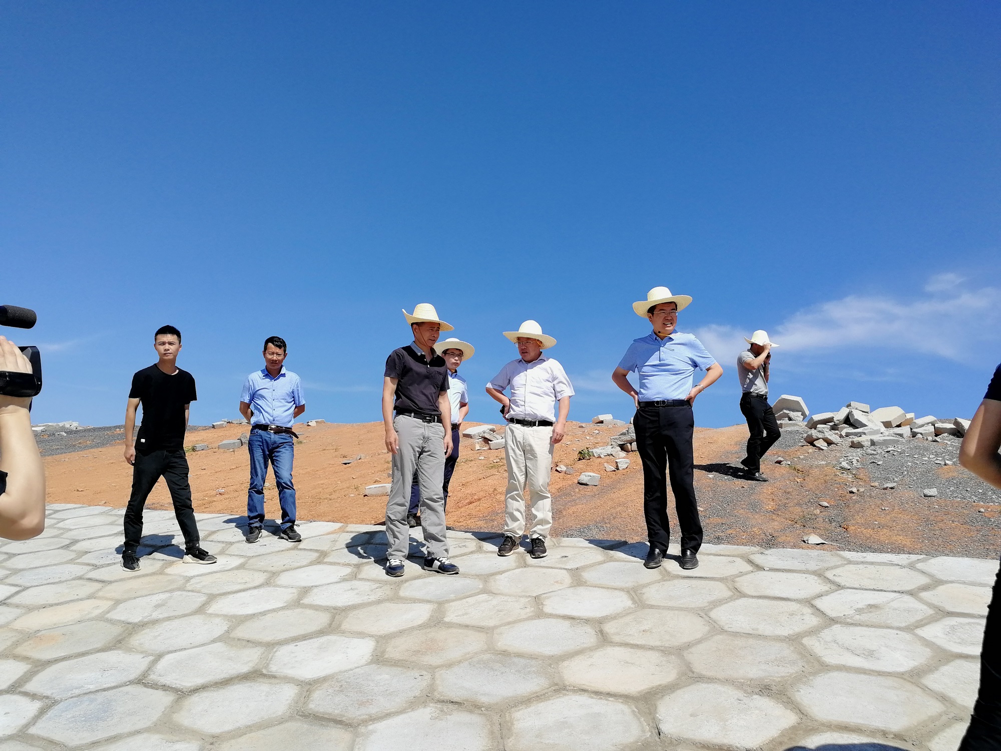 共青城市市委书记王丰鹏一行至共青城市 浆潭联圩加固整治工程施工现场检查指导工作